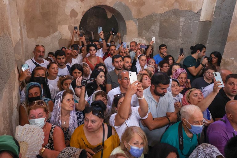 başladı 10. ayin VAN Kilisesi