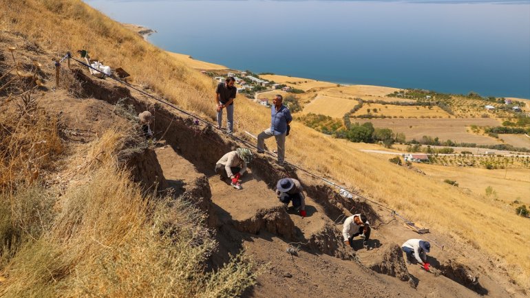 Ayanis Kalesi'nde yapılan kazılarda "kraliyet çöplüğü" ortaya çıkarıldı