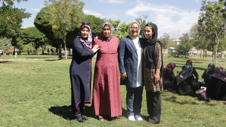 Van'da belediyenin organizasyonuyla 50 bin kadın doğal ve tarihi yerleri gezdi