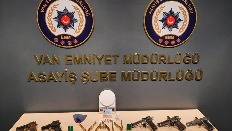 VAN - Birçok suçun faili oldukları iddiasıyla gözaltına alınan 7 kişiden 4