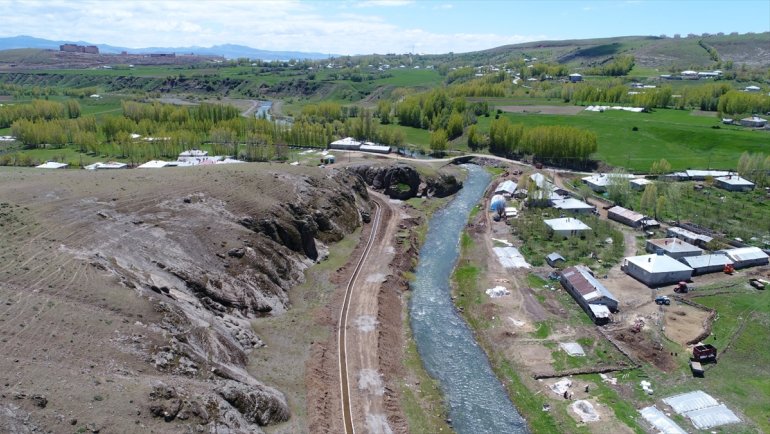 Van Büyükşehir Belediyesi tarım arazilerini suyla buluşturuyor1