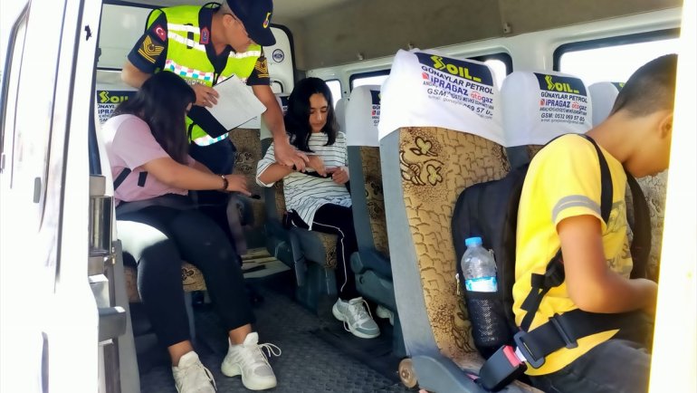 Van'da jandarma 1035 personelle okulların çevresini denetledi