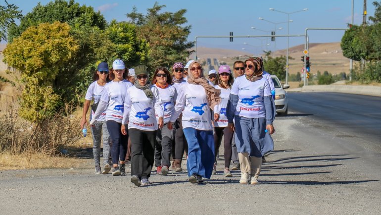 Van'da kadınlar, Van Gölü'ne dikkati çekmek için yürüyor