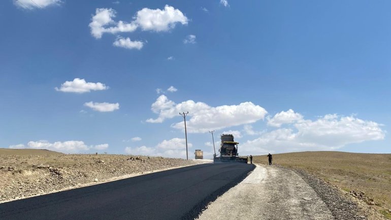 Van'da kırsaldaki mahallelerin yolu asfaltlanıyor