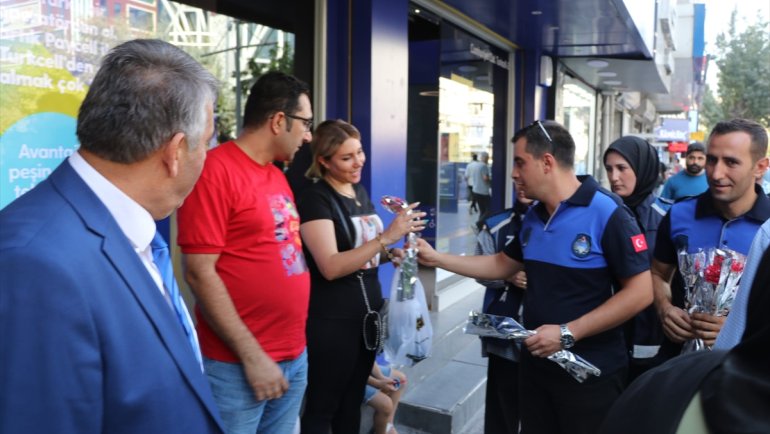 Van'da zabıta ekipleri esnaf ve vatandaşa karanfil dağıttı