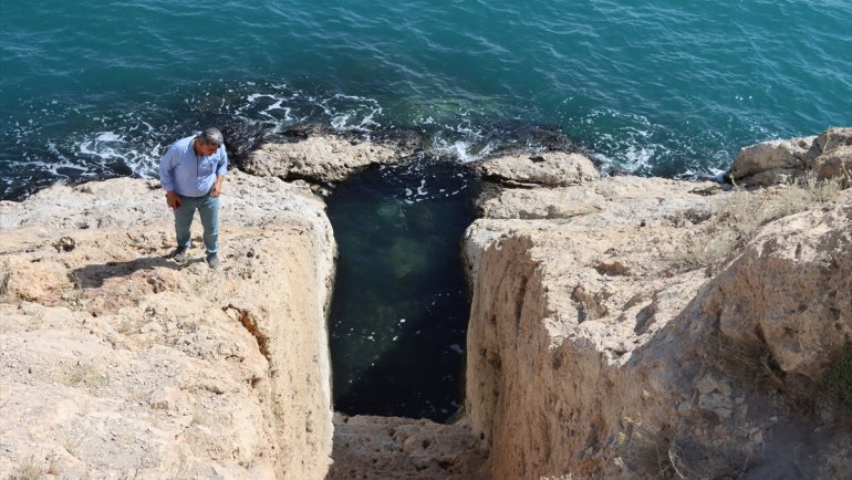 Van Gölü'ndeki çekilmeyle kayaya oyulmuş Urartu limanı ortaya çıktı