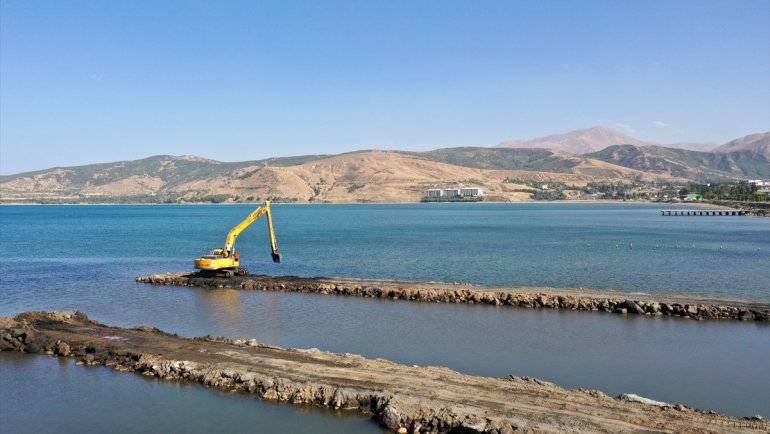 Van Gölü, zeminindeki kirlilikten arındırılıyor