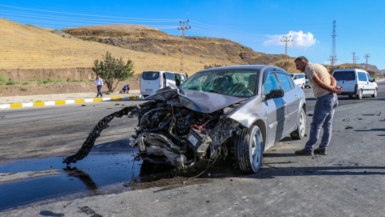 VAN - İki aracın çarpıştığı kazada 5 kişi yaralandı1