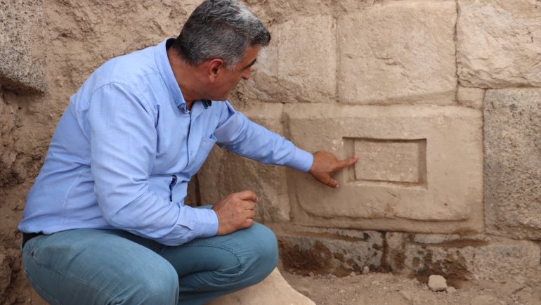 VAN - Izgara planlı antik kenttin sırrı yeni bulunan kitabelerle çözülecek1