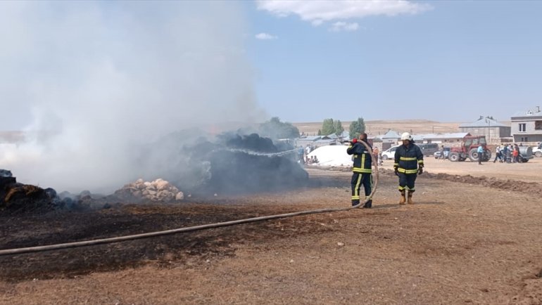 Van'da ot yığınlarında çıkan yangın söndürüldü