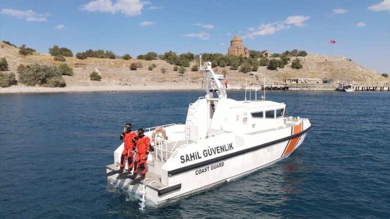 Sahil Güvenlik Komutanlığı timlerinin Van Gölü'nün derinliklerindeki tatbikatı görüntülendi
