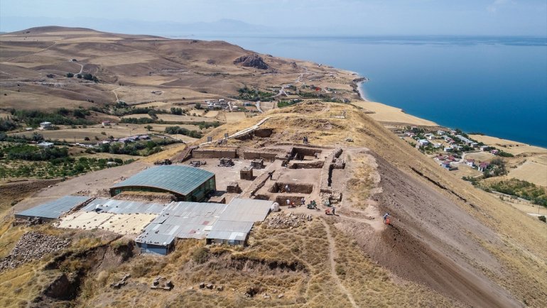 Van'da Urartulara ait mimari kaplama levhası bütün halde bulundu