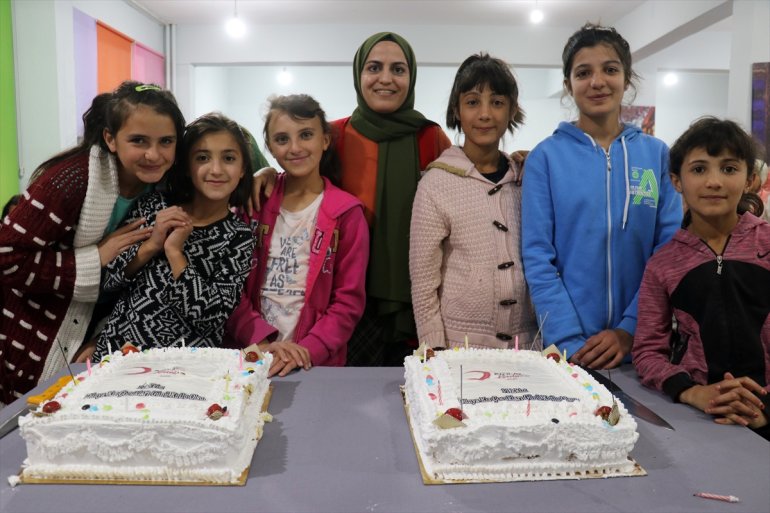 Ağrı'da ailelerinden uzakta pansiyonda kalan kız öğrencilere yaş pasta sürprizi