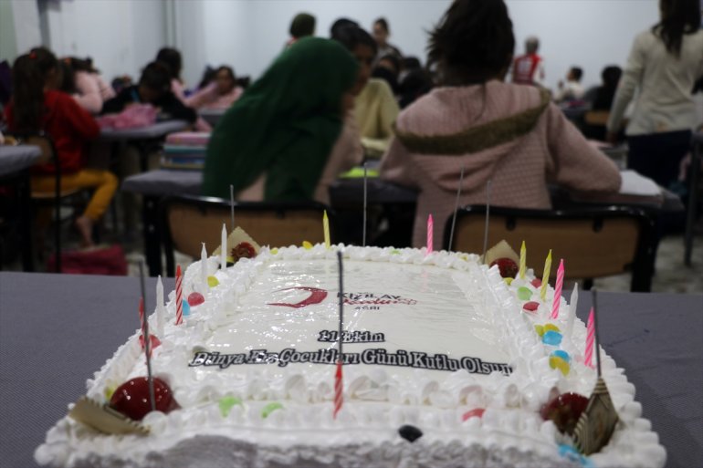 AĞRI yaş pansiyonda kalan Ailelerinden uzakta kız sürprizi pasta - öğrencilere 2