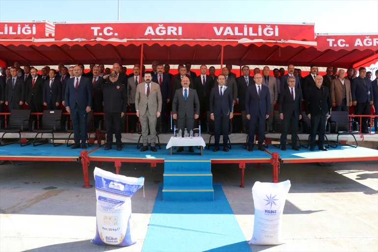 Ağrı'da atıl alanların ekilmesi için bin 60 çiftçiye buğday tohumu dağıtıldı