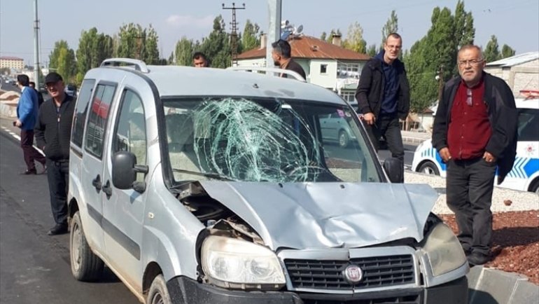 Ağrı'da hafif ticari aracın çarptığı iki kadından biri öldü