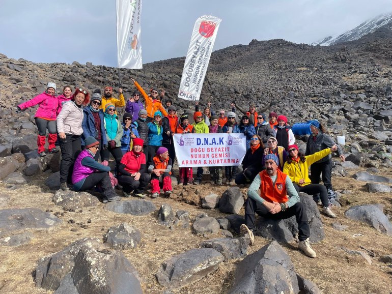 Ağrı Dağı zirvesine çıkmak isteyen kadın dağcılara fırtına engel oldu6
