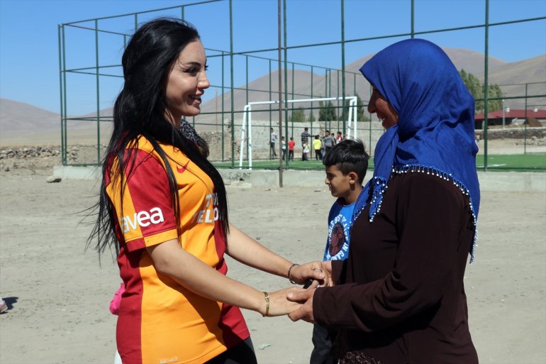 Dalbahçe köyünün ilk kadın muhtarı Meryem Önkür, köyüne halı saha, park ve kütüphane kazandırdı