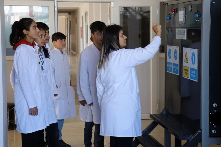 Ağrı'daki okulların temizlik ürünlerini lise öğrencileri üretiyor