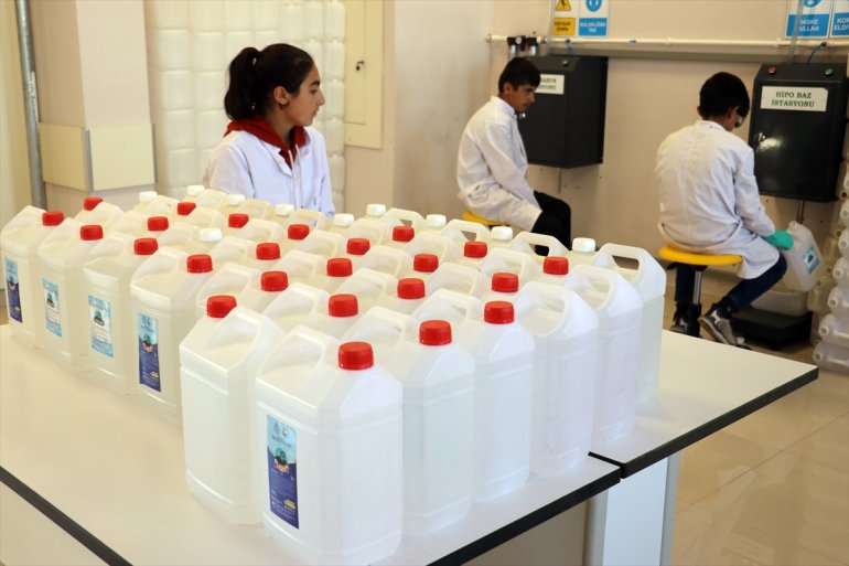 - AĞRI lise Okulların öğrencileri temizlik ürünlerini üretiyor 5