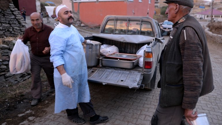 Ardahan'da depremzedelere sıcak yemek ikramı sürüyor