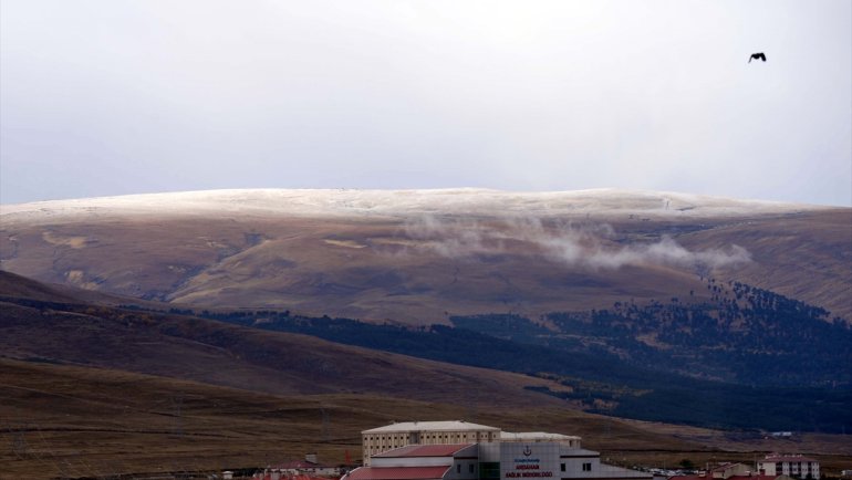 Ardahan'ın yüksek kesimleri beyaza büründü