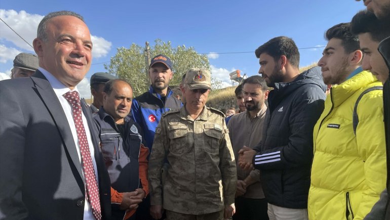 Ardahan Valisi Öner, deprem bölgesindeki incelemelerini sürdürdü