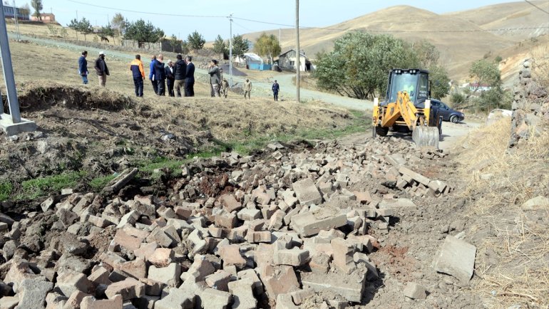 Ardahan Valisi Öner, depremden etkilenen köylerdeki altyapı çalışmalarını inceledi