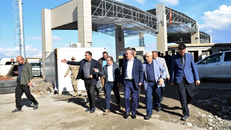 Ardahan Valisi Öner, Türkgözü Gümrük Kapısı'ndaki inşaat çalışmalarını inceledi: