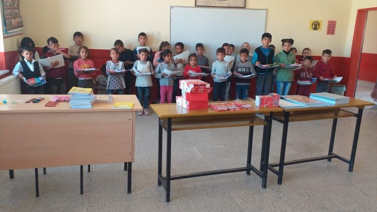 Başkale'de öğrencilere kırtasiye malzemesi dağıtıldı