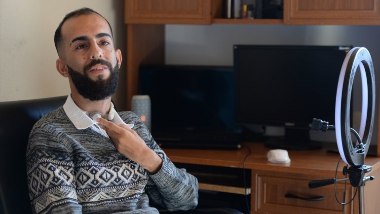 Soluk borusundaki deliğe rağmen seslendirdiği rap şarkılarla hayata bağlandı