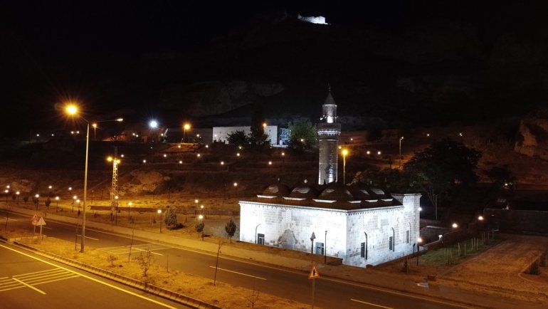 Adilcevaz'da Selçuklu ve Osmanlı dönemine ait camiler ışıklandırıldı