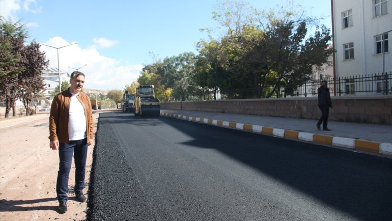 Ahlat Belediyesinin asfalt çalışmaları devam ediyor