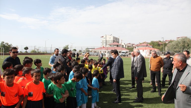 BİTLİS - Futbol turnuvasında birinci olan minik öğrenciler okullarına spor tesisi kazandırdı1