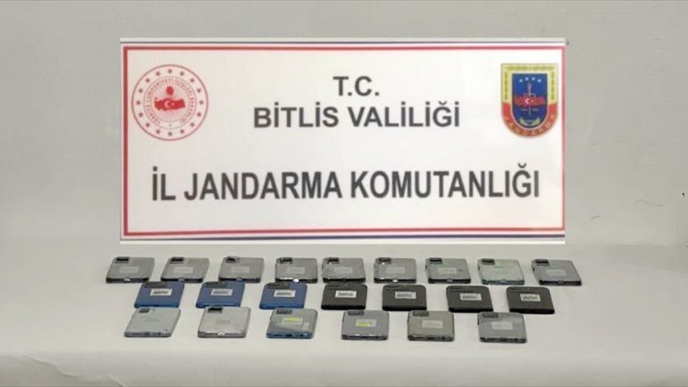 Bitlis'te otomobilde 22 kaçak cep telefonu ele geçirildi