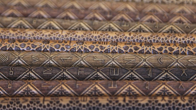 Bitlisli usta 24 Oğuz boyuna ait tamgaları Ahlat bastonuna işliyor1