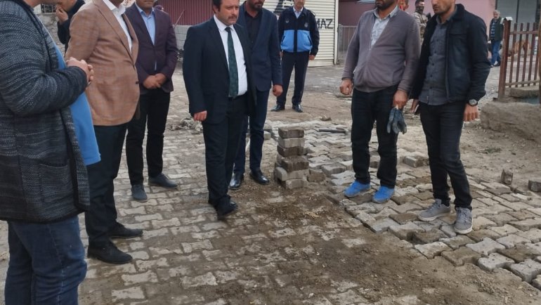 Bulanık'ta yol çalışmaları sürüyor