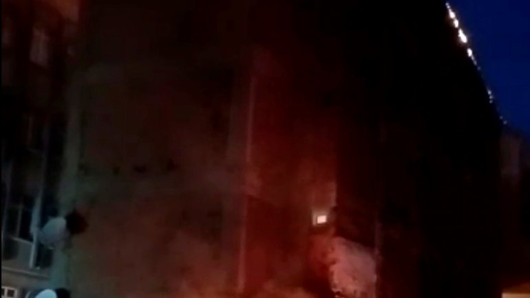 ELAZIĞ - Bir apartmanın çatısında çıkan yangın hasara yol açtı1