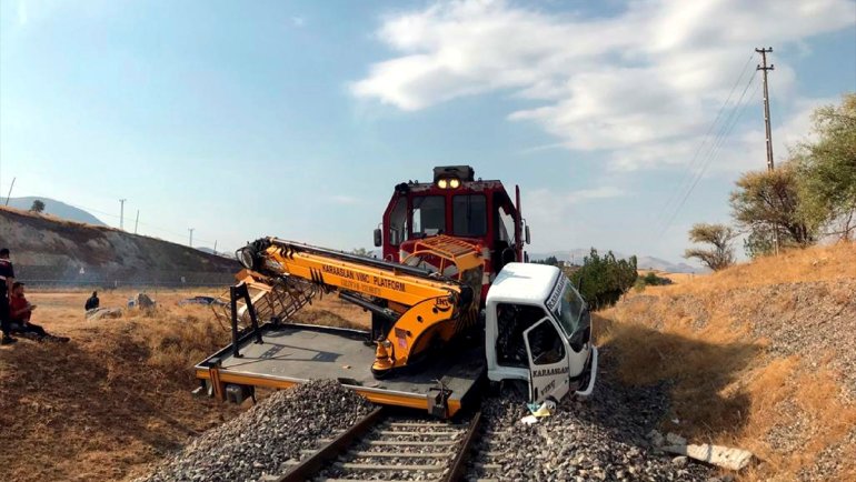 Elazığ'da yük treni mobil vince çarptı