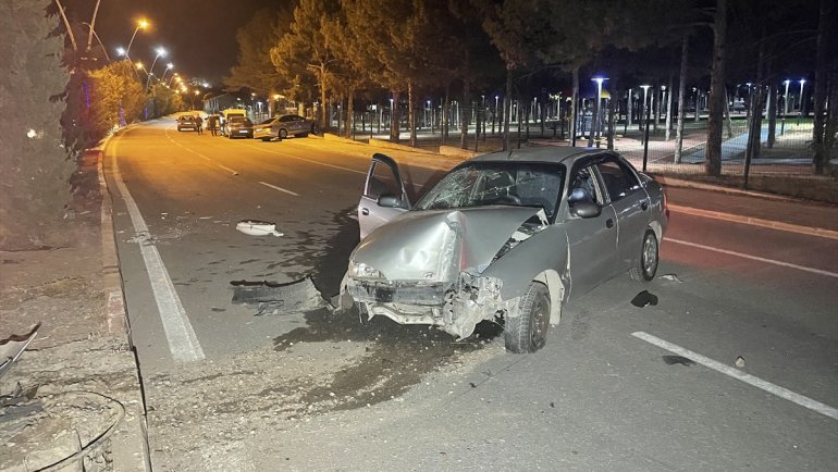 ELAZIĞ - İki otomobilin çarpıştığı kazada 5 kişi yaralandı1