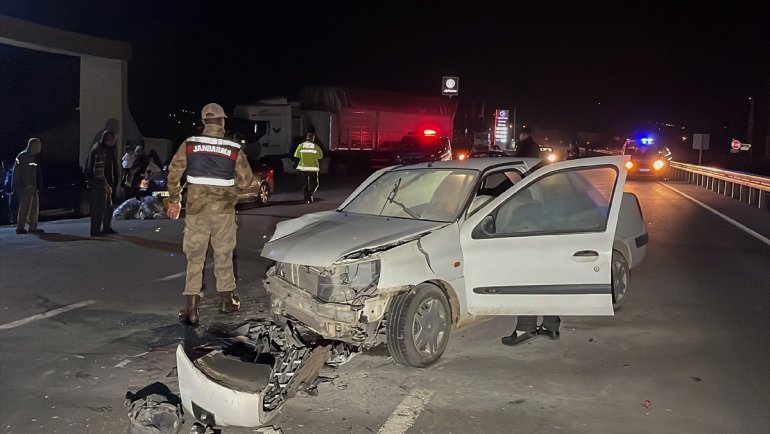 Elazığ'da kamyona arkadan çarpan otomobildeki 3 kişi yaralandı