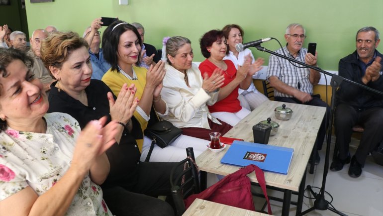 Elazığ'da Türk Sanat Müziği korosu çay ocağında konser verdi
