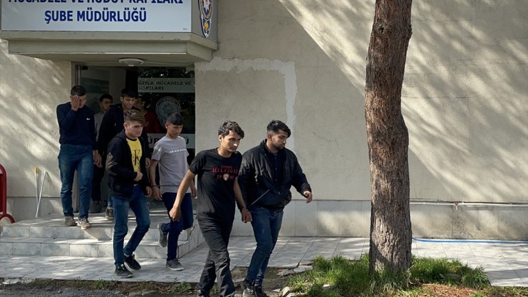 Erzincan'da 8 düzensiz göçmen yakalandı