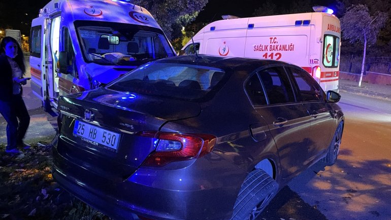 Erzurum'da ambulans ile otomobil çarpıştı, 2 kişi yaralandı