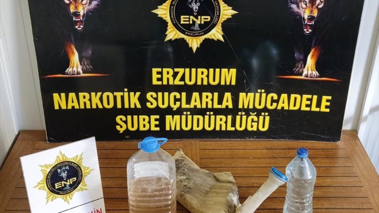 Erzurum'da aracın silecek suyu haznesinde uyuşturucu ele geçirildi