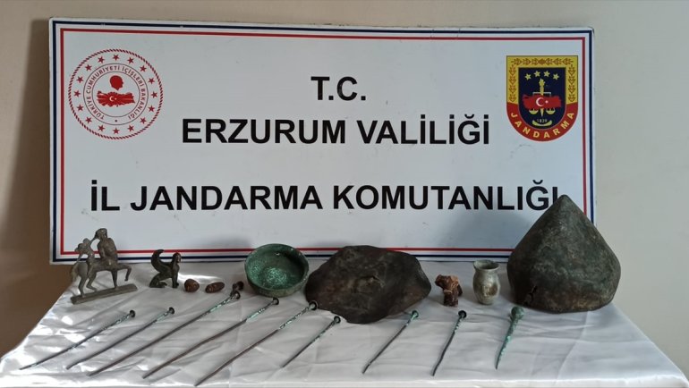 Erzurum'da bir araçta 19 parça tarihi eser ele geçirildi