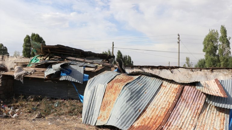 Erzurum'da hortum nedeniyle ev ve ahırların çatıları uçtu, duvarları yıkıldı