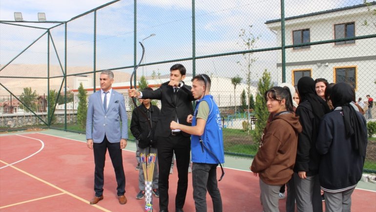 Gönüllü gençler Kale'de etkinlik düzenledi