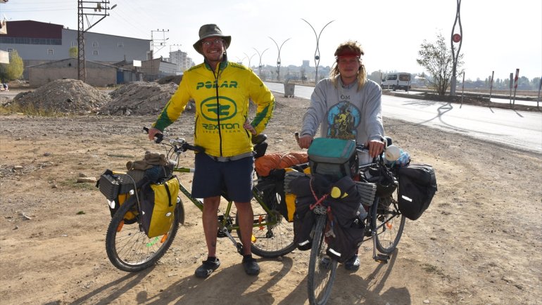 Almanya'dan bisikletleriyle yola çıkan iki arkadaş Yüksekova'ya geldi
