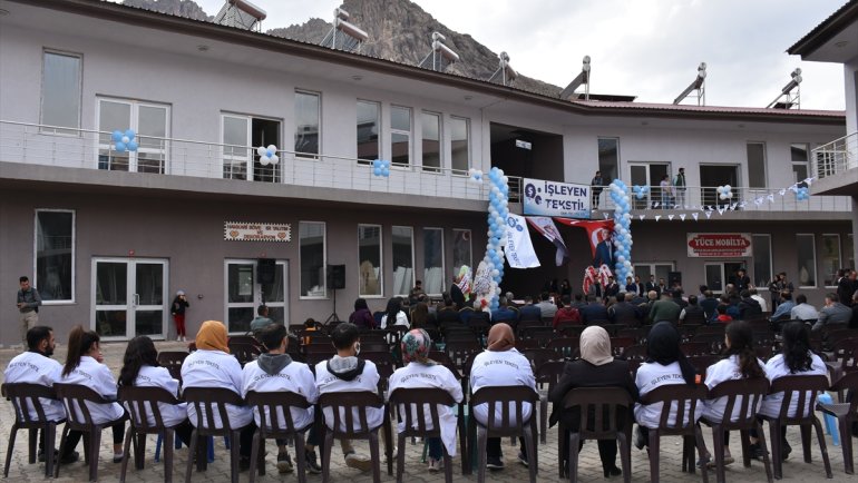 Hakkari'de 100 kişiye istihdam sağlayan tekstil atölyesinin 2. şubesi açıldı